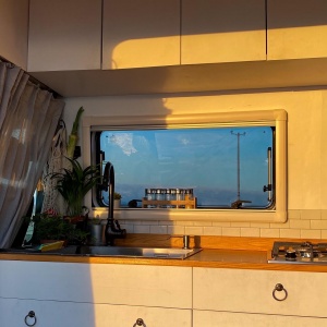imagem mostrando a cozinha de uma campervan