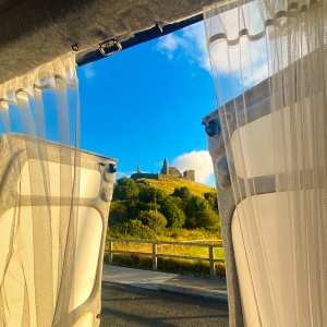 imagem das portas do fundo de uma campervan mostrando uma paisagem ao longe