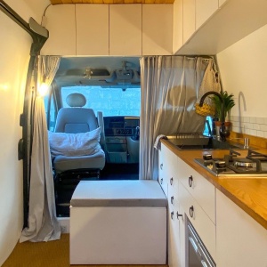 imagem mostrando o interior de uma campervan